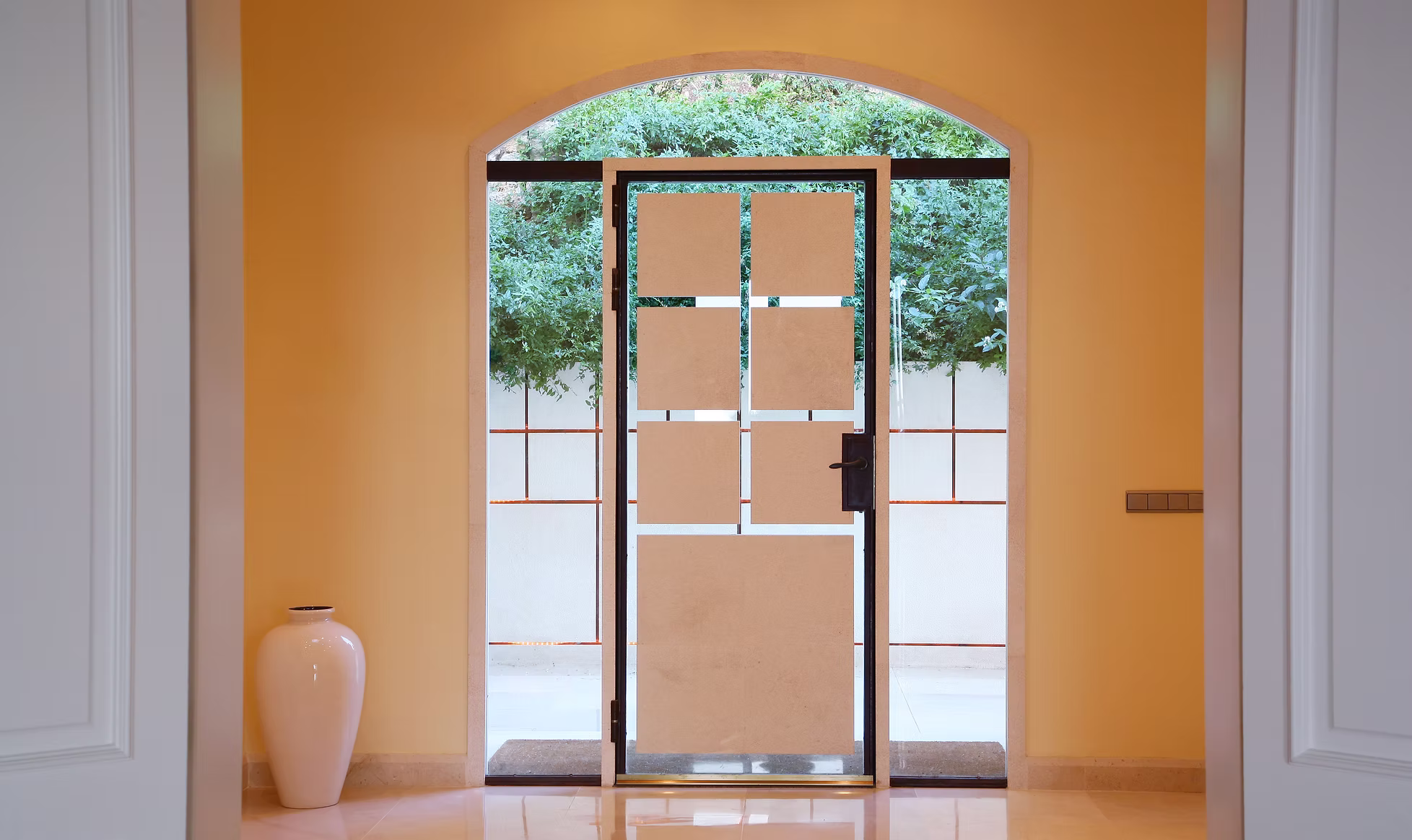 Villa Aumallutx — detalle de puerta